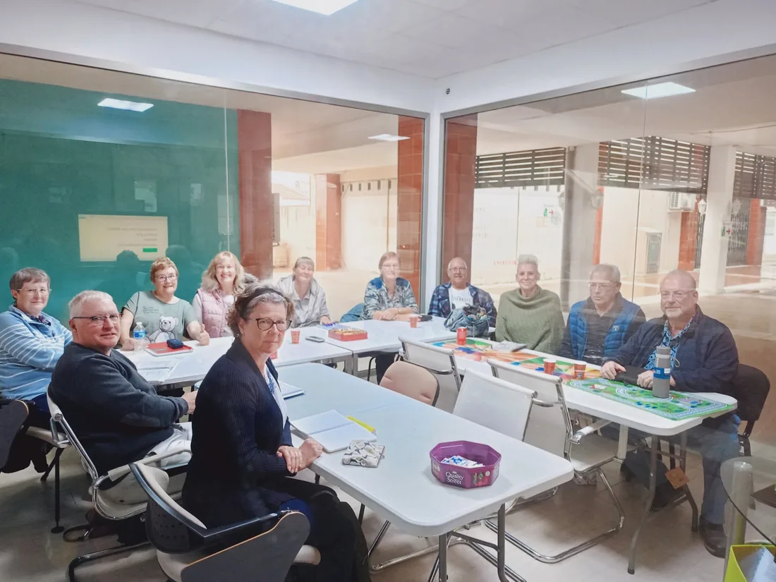 Un grand groupe autour des tables pendant le cours