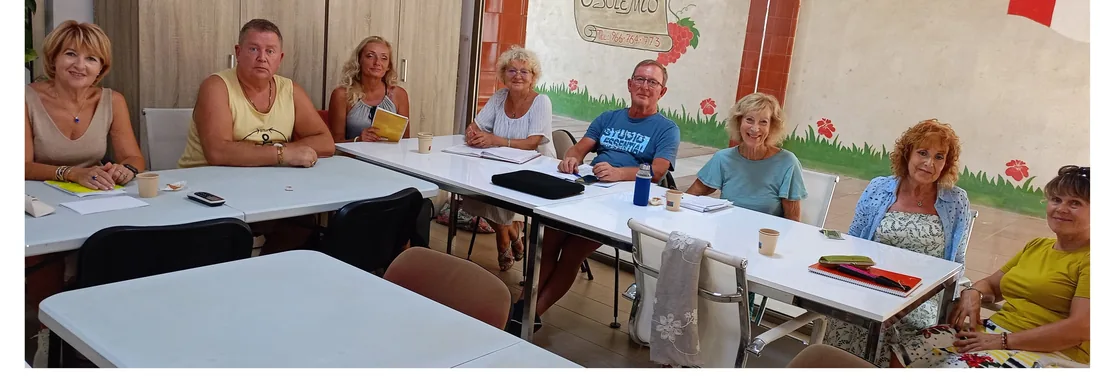 Un groupe d'élèves sourit à l'objectif pendant le cours